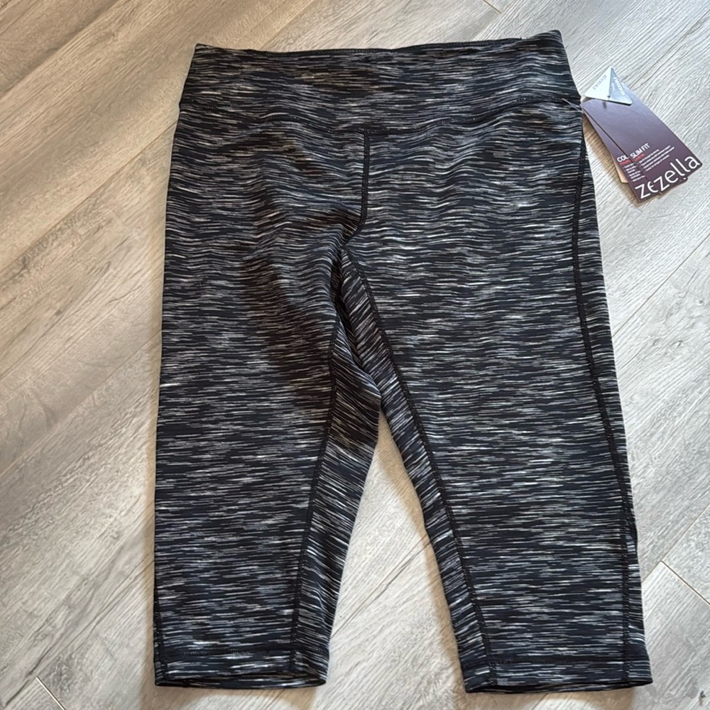 Zella slim fit short leggings size large. NWT